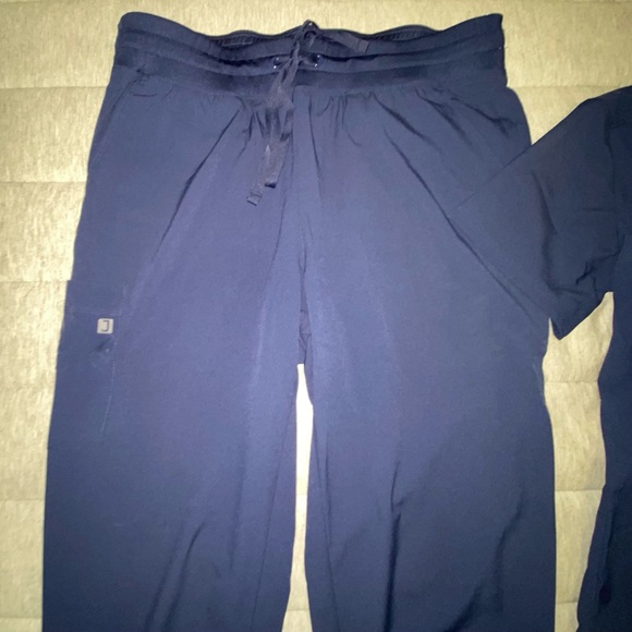 ScrubJoy scrub shirt and jogger pants set - Picture 4 of 9